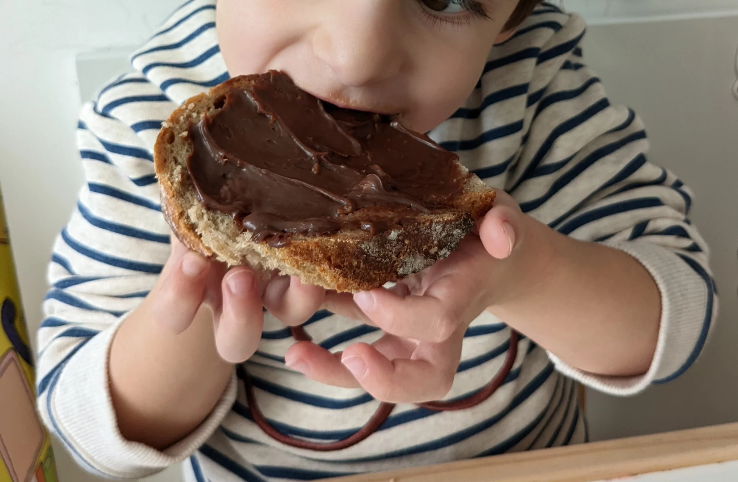 enfant-qui-mange-une-tartine
