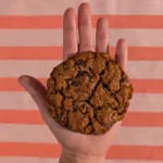 grand-cookie-graines-main-maison-la-mentina-bordeaux